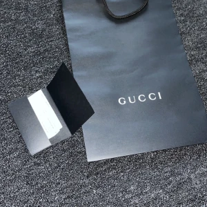 Svart keps från Gucci - Säljer en snygg svart keps från Gucci med det klassiska GG-mönstret. Kepsen har en nätbaksida för extra ventilation och justerbar rem för perfekt passform. Perfekt för både vardag och fest! 🖤