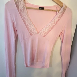 rosa tröja - rosa tröja från gina tricot, bra skick nästan aldrig använd. rätt så v ringad 💞💞