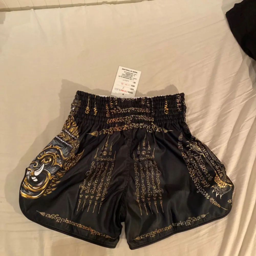 Säljer Helt nya och oanvända Muay thai shorts från Tuff Köpta från Thailand, köpte fel storlek så säljer dom!. Shorts.