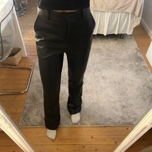 Skinnbyxor  - Säljer dessa svarta skinnbyxor i storlek 36 från Nakd. Höga i midjan med utsvängda ben. Sparsamt använda i fint skick. 