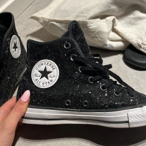 Glitter converse  - Säljer dessa as snygga glitter converse då jag får skavsår i dom🥲 storlek 37 och knappt använda 