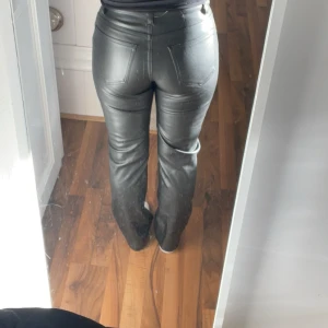 Skinnbyxor  - Säljer mina Skinnbyxor från bikbok i storlek 34, dom är använda 3gånger men säljer då dom inte kommer till användning längre, är i superfint skick! 