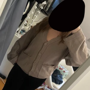 Trendig oversize stickad kofta - Säljer denna superfina, eftertraktade och så såå sköna oversize koftan från Collusion (beställd från Asos). Säljer då den ej kommit till användning och är därav nyskick! Perfekt nu till höst och vinter❤️ Storlek Xs men som sagt oversize🥰