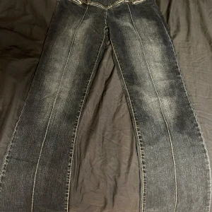 coola jeans  - supercoola unika jeans som inte går att få tag på! för små för mig tyvärr, därav inga bilder på💔 Midja: 40cm Innerbenslängden: 79cm