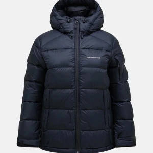 Peak performance jacka  - Mörkblå peak performance vinterjacka ” Frost Down Jacket Dam”. Nypris 4200kr. Jättefint skick, så som ny. Säljer då jag har en annan vinterjacka. Storlek S, passar XS/S. Tryck gärna på köp nu. 