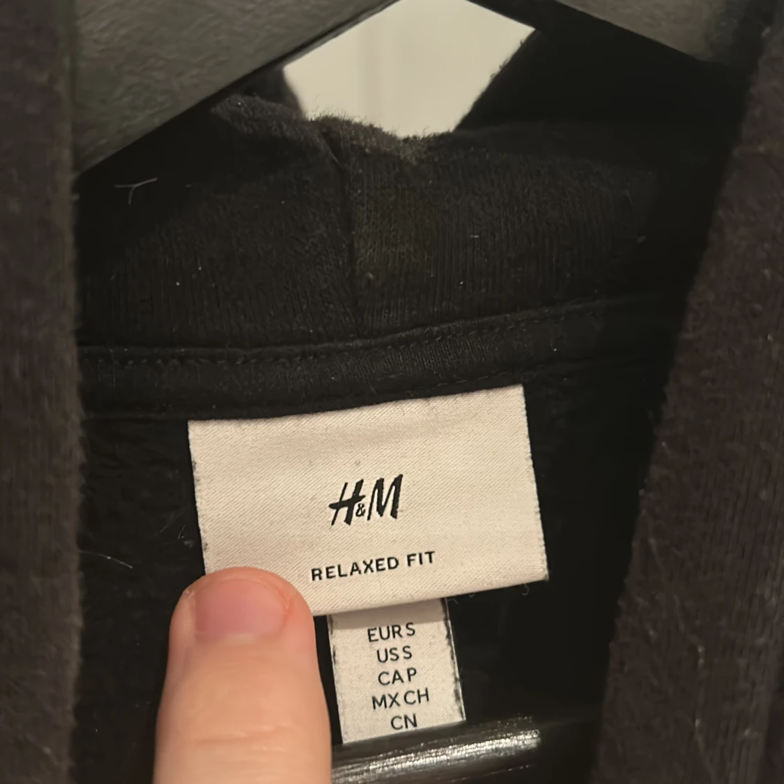 Svart hoodie från H&M med tryck - 90