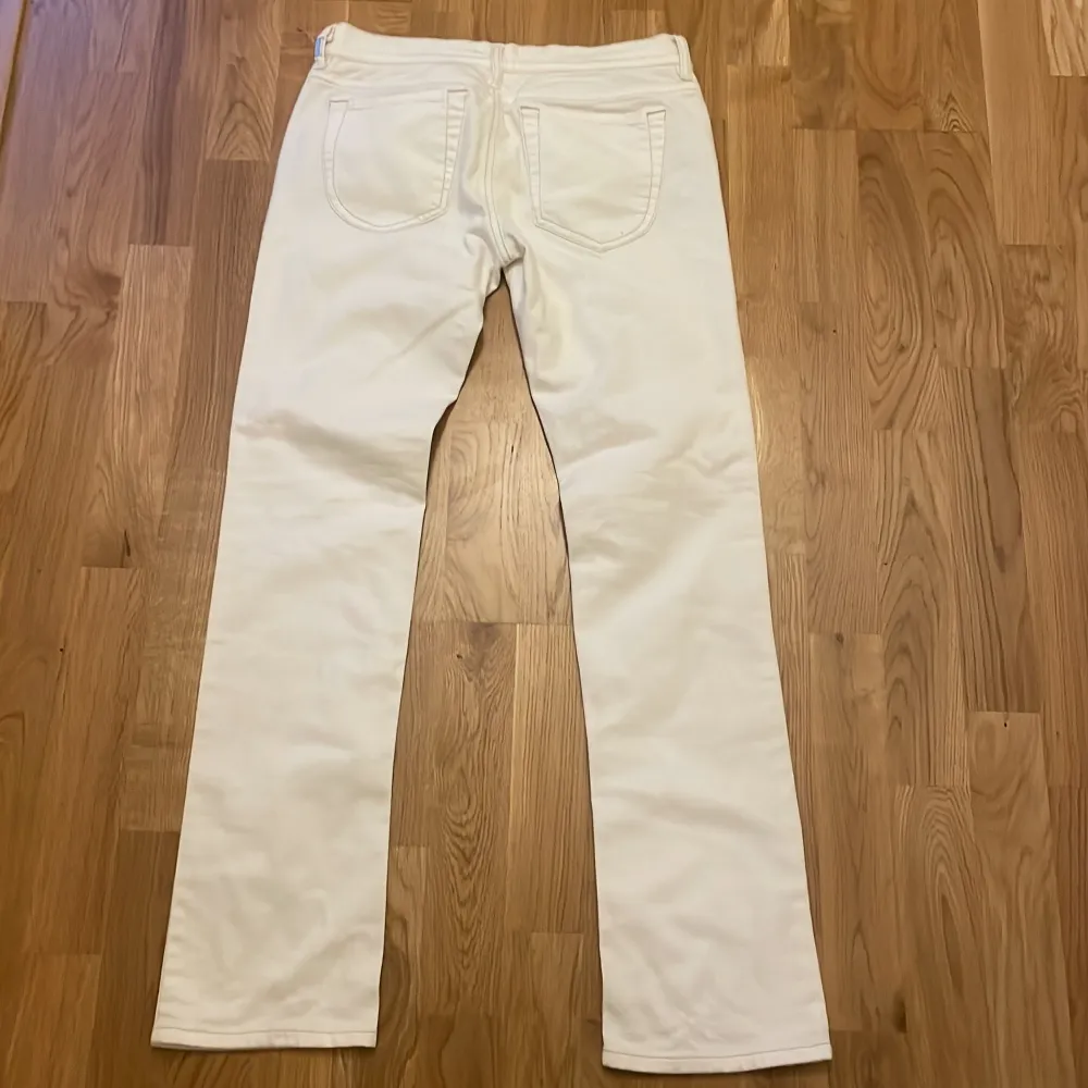 Säljer ett par vita jeansbyxor i nytt skick. De är straigt leg och är lågmidjade. Storlek 29/30 men skulle säga att dom är mindre i storleken.. Jeans & Byxor.