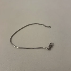 Armband - Säljer ett väldigt minimalistiskt silverfärgat armband. Passar perfekt runt handleden. Använt väldigt få gånger, condition är 9,5/10. Passar perfekt till vardag och uppklätt för en lyxig känsla. Tveka inte att höra av er vid frågor!🤝💯😁
