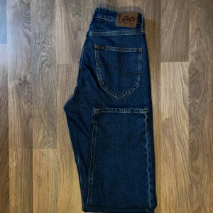 Lee asher *nyskick* - Säljer mina asher jeans då jag inte använder de.  Storlek: W28 L32 med loose passform  Jeansen är aldrig tvättade och endast använda enstaka gånger, alltså är de nästan i nyskick.   Skriv ett meddelande vid intresse eller frågor/bilder