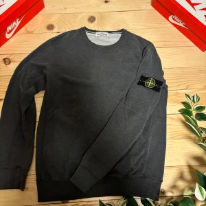 Stone Island tröja - En fin stone Island tröja som är perfekt inför hösten, vintern och våren. Den är i fint skick och har inga tydliga fläckar eller hål. Storlek är M-L. Skriv om du har några frågor!