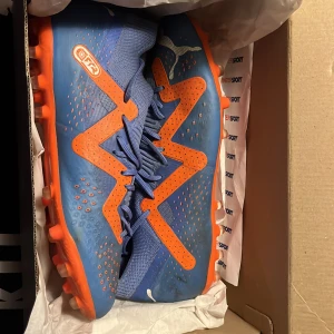 Bra fotbollsskor. - Dessa pumma fotbollskor är bra ifall du vill förbättra din teknik på fotboll de passar även bra till dina fötter. Storlek 40,5. Köpte de från unisoorten för 1299kr. De är äkta såklart. Men det är inte rätt box.