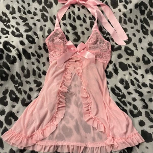Lingerie topp - Super fin lingerie topp, nyskick. Fraktar inom 1-2dagar💋 Knytning i nacken och stretchiga tyg så passar xs-m