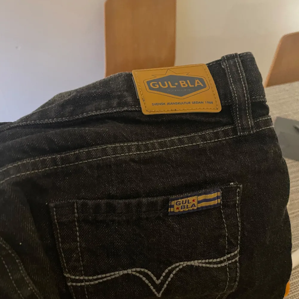 Säljer en snygg svart jeanskjol från Gul & Blå. Kjolen är i en klassisk femficksmodell med en tight passform som sitter perfekt. Den är gjord i slitstarkt denim och har en stilren design som passar till allt. Perfekt för både vardag och fest!. Hameet.