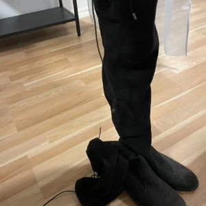Svarta stövlar i mocka - Säljer ett par svarta stövlar i mocka. De är höga och går upp till knät. perfekta för höst och vinter. Stövlarna är i bra skick. Passar både till vardags och festliga tillfällen.❤️