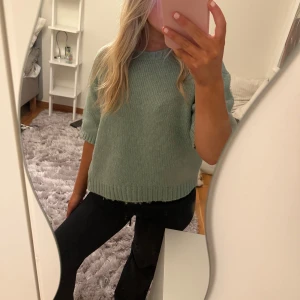 Trekvartsärmad tröja - Superfin trekvarts ärmad stickad tröja i en turkos färg🥰Jättebra skick då den aldrig är använd