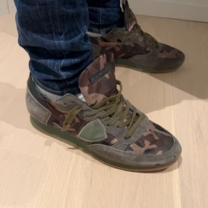 Philippe Modell - Feta philippe modell skor perfekta för hösten, storlek 43 men passar 44. Skriv vid frågor  Mvh, VL closet