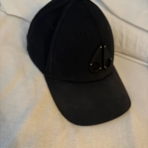 moose knuckles keps - Använt denna keps 2-3 gånger är väldigt skön att ha på sig och är i ett jätte bra skick.