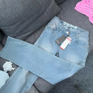 nya vintage zeze jeans stl 36 - Helt nya vintage jeans från zeze stl 36! vida/raka i benen och mid waist, skriv för mått osv💞