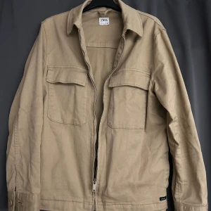 Beige overshirt från ZARA - beige overshirt från ZARA i mycket bra skick. 