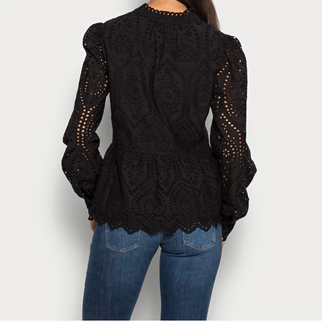Svart blus med spetsdetaljer - 92