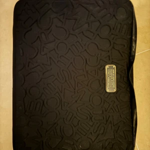 Äkta Marc Jacobs laptopfodral, sänkt pris - Säljer mitt laptopfodral från Marc Jacobs i nyskick. Tidigare 399, nu 350 kr. 