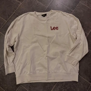 Lee tröja - Detta är en beige Lee tröja i stolek XL. Skicket är 10/10. Tröjan köptes för 399 kr och säljs för 40kr! 