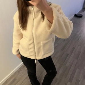 Beige teddyjacka - Super fin beige teddyjacka, passar perfekt nu under hösten/ vintern, stolen M men passar även S beroende på hur man vill att den ska sitta! Säljer då jag fick dubbletter! Märket är nuelle💞