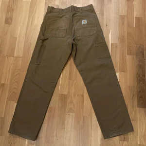 Single Knee Pant från Carhartt - Säljer ett par byxor från Carhartt i 30 x 32, i väldigt bra skick. Skriv för fler bilder eller frågor. 
