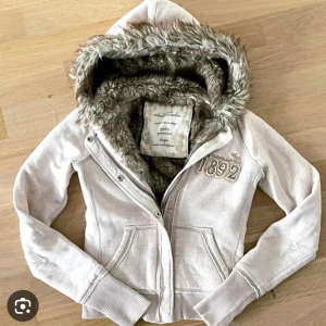 abercrombie & fitch söks - söker efter dessa abercombrie & fitch med päls, skriv görna om du har 💗