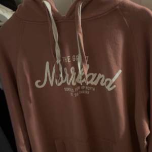 Rosa Norrlands hoodie, den är i väldigt fint skick och inte så super mycket använd😊