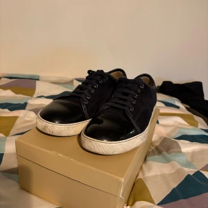 Mörk blåa lanvins - Säljer nu ett par mörkblåa lanvins utan box kan möjligtvis få fram dustbagen om jag hittar den. Skorna är i gott skick behöver bara en rengöring sen ser de nya ut.