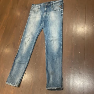  Replay anbass - Säljer ett par snygga blå replay anbass jeans🕺till endast 399kr skick 10/10 är 180 cm.                         Hör av er om ni har fler frågor. 