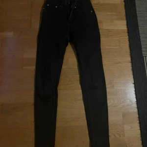 Svarta jeans från 157 - Säljer ett par svarta jeans från 157 i bra skick. De är tighta och har en klassisk femficksdesign. Perfekta för både vardag och fest! 🖤