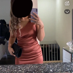 Klänning  - Hej säljer min fina klänning jag har köpt den i dressroom för 5000kr den är i storlek XS den är tyvärr sönder på sidan lite men den går att fixa hos en som syr för mer info kontakta mig 