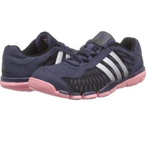 Adidas Adipure träningsskor - Säljer ett par Adidas Adipure träningsskor helt nya. Skorna är mörkblå med rosa sulor och har de klassiska tre ränderna i silver på sidan. Perfekta för träning och har en snygg design med snörning för bra passform. Skorna är ganska mjuka