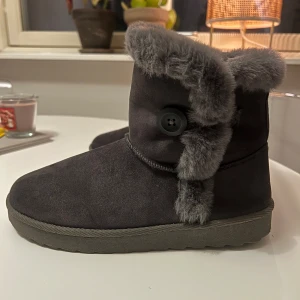 Mysiga grå boots med fuskpäls - Endast provade.  Normal i storlek 