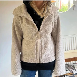 Hm teddy jacka - Säljer min fina teddyjacka från hm. I storlek L men passar mig som S, snyggt när den sitter lite pösigare , fråga gärna om bilder på så ni kan se❤️