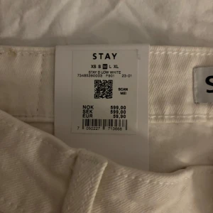 Jeans  - Säljer dessa vita jeansen, ser mer gula ut på bilden, hör av er för fler bilder! Helt oanvända och super snygga! Inköpspris 600kr säljer för 250+frakt, kan även diskuteras!