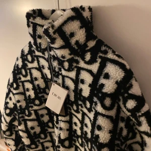 Jacka - En snygg fleecejacka som är oanvänd! Varm och skön! Dragkedja i silver!   Passar M/L! 