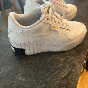 Puma skor - Säljer då de inte kommer till användning längre. Använt Max tre gånger, den har inga defekter eller slitage. De är i bra skick! 