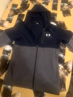 Under armour - Säljer denna jackan eftersom att den är lite för stor på mig 