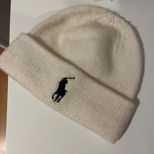 Ralph Lauren mössa - En Ralph Lauren mössa i vit färg. Köpt för 500kr säljer för 150kr❄️