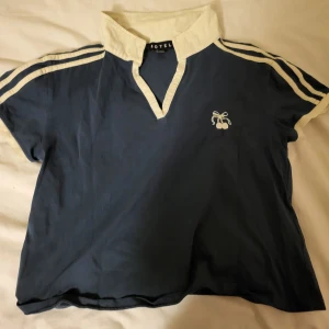 urban outfitters top - användt bara en gång. XL men passar som M. skriv för bild på :)