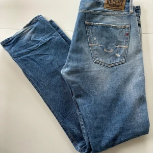 Replay jennon - Feta Replay jennon i bra skick med slitningar. Storlek 33/32. Hör av dig vid frågor, bvsa.