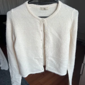Stickad kofta - •Vit kofta •Ginatricot •Strl:xs