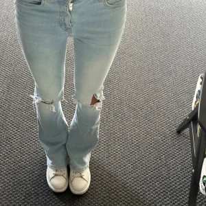 Håliga jeans  - Säljer mina ljus blåa jeans från Gina, har dock gått sönder lite men går att laga!😍🥰