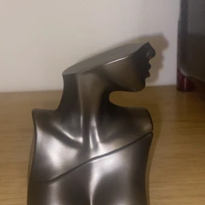Eilish nr 2 Parfym 30ml - Billie Eilish nr 2 Parfym i 30ml, bara använd några få gånger så den är i nytt skick. Köpt för 625kr 