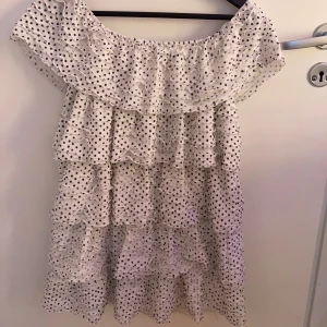 off shoulder klänning - en jättefin klänning från zara , inte använt så många gånger, säljer för den tyvärr inte kommer till användning🥰