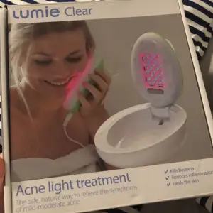 Säljer en Lumie Clear Acne Light Treatment, perfekt för att behandla mild till måttlig akne. Den använder ljus för att döda bakterier och minska inflammation. En naturlig och säker metod för att förbättra hudens hälsa. Kommer i en kompakt och stilren design.  Du kan behandla mild till medelsvår akne utan biverkningar. Bli fri från medicinska preparat och krämer. Det röda ljuset dämpar inflammationen och det blåa ljuset eliminerar aknebakterierna. Priset kan diskuteras - nästan helt ny! 