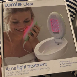 Lumie Clear Acne Light Treatment  - Säljer en Lumie Clear Acne Light Treatment, perfekt för att behandla mild till måttlig akne. Den använder ljus för att döda bakterier och minska inflammation. En naturlig och säker metod för att förbättra hudens hälsa. Kommer i en kompakt och stilren design.  Du kan behandla mild till medelsvår akne utan biverkningar. Bli fri från medicinska preparat och krämer. Det röda ljuset dämpar inflammationen och det blåa ljuset eliminerar aknebakterierna. Priset kan diskuteras - nästan helt ny! 